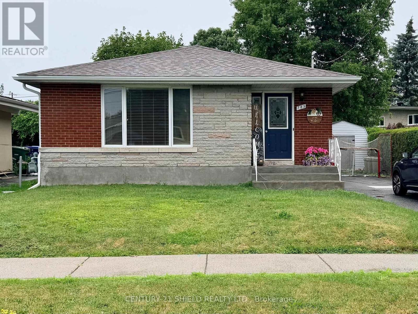 Property Photo: 785 Sandfield Crescent ON K6H 5C4