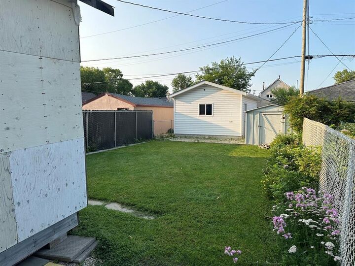 Property Photo: 424 Melrose Avenue East MB R2C 0B4