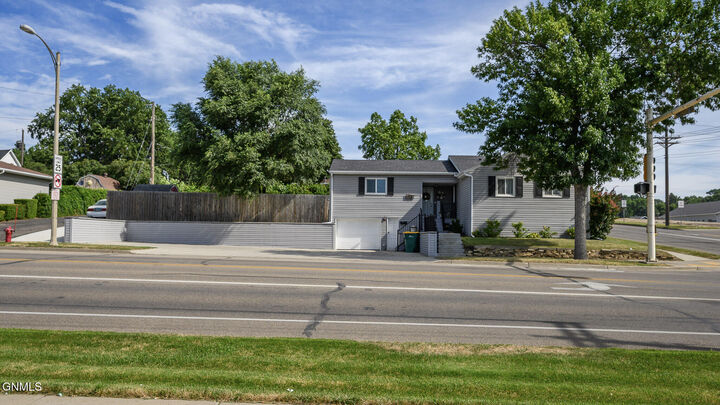 Property Photo:  2530 E Rosser Avenue  ND 58501 