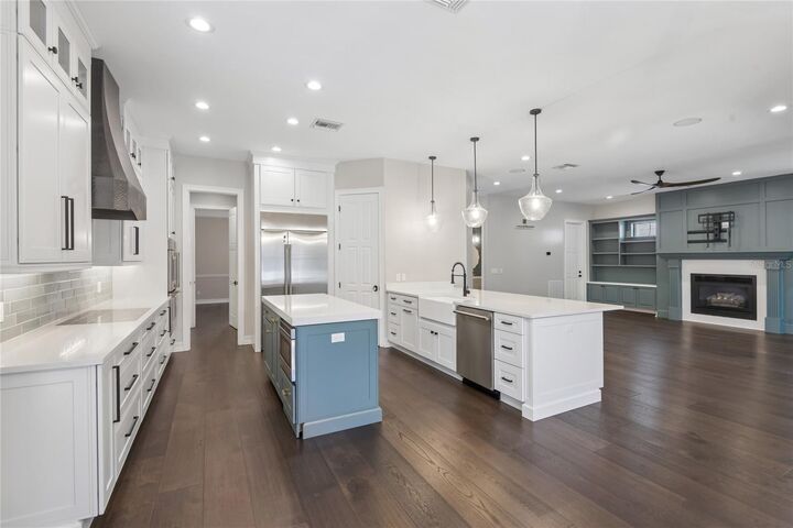 Property Photo: 5105 W Neptune Way FL 33609
