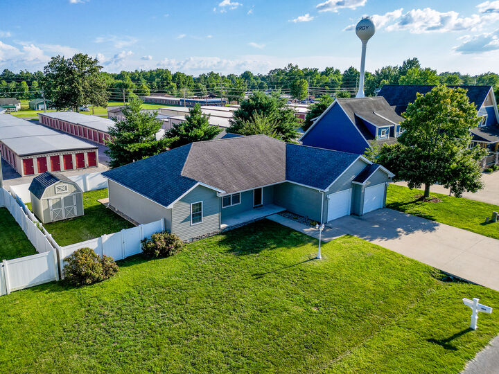 Property Photo: 406 Bhrett Drive IL 62933