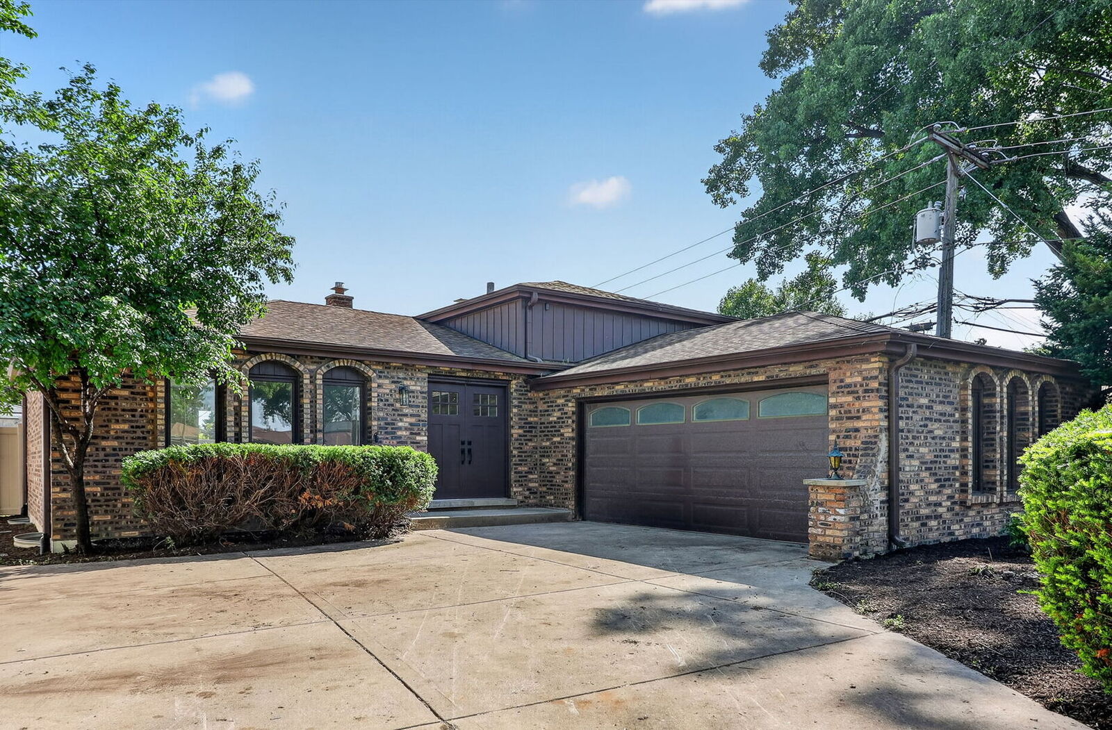 Property Photo: 216 W Kimbell Avenue IL 60126