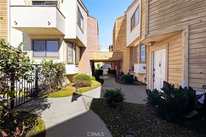 Property Photo:  14715 Saticoy Street 14  CA 91405 