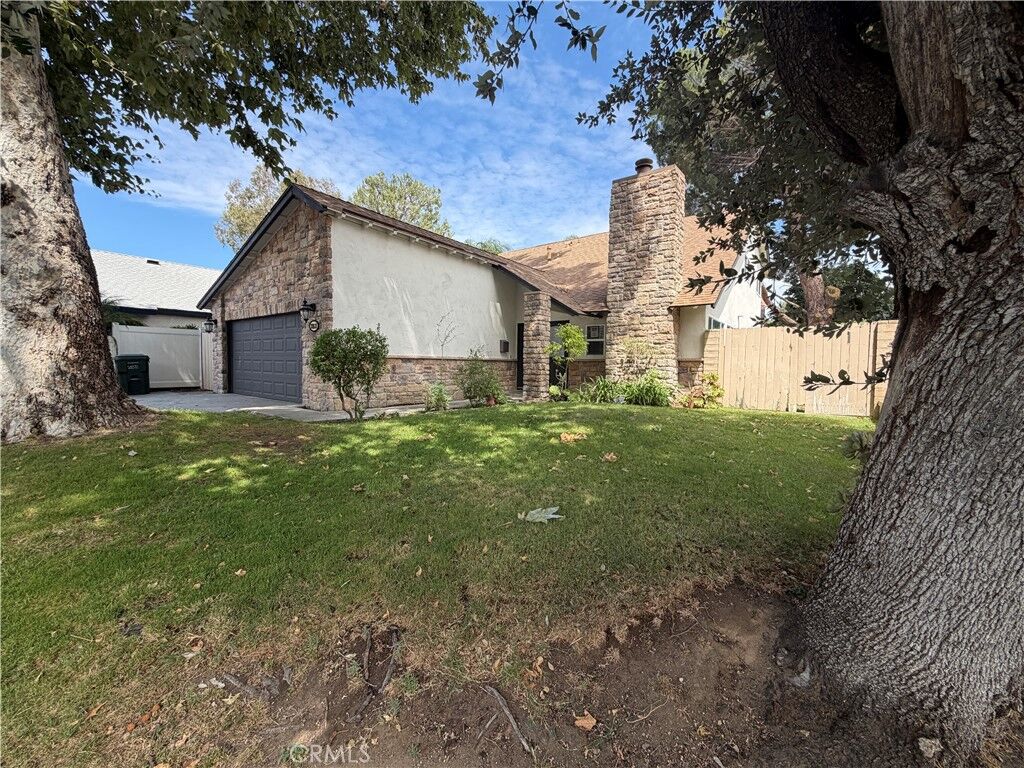 Property Photo:  23521 Via Chantilly  CA 91355 