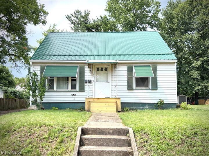 Property Photo:  1049 McKinley Street NE  OH 44483 