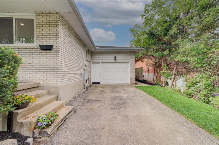 Property Photo: 163 Lynnbrook Crescent ON N2L 4X2