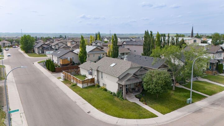 Photo de la propriété:  430 Lettice Perry Road N  AB T1H 5P1 
