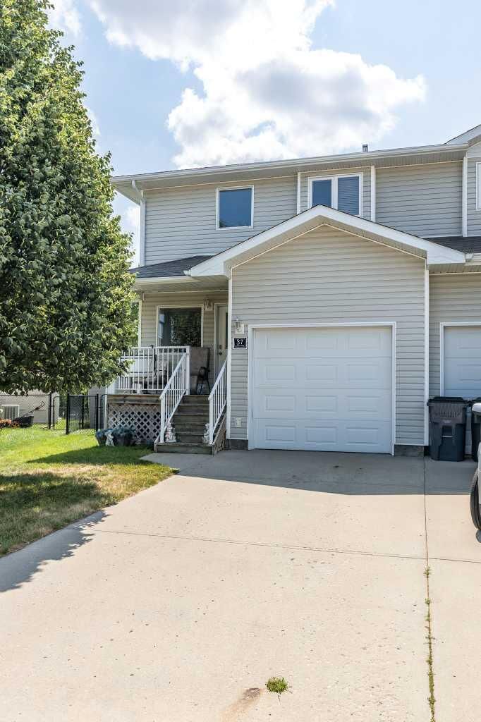 Property Photo:  37 Northlands Crescent NE  AB T1C 2A9 