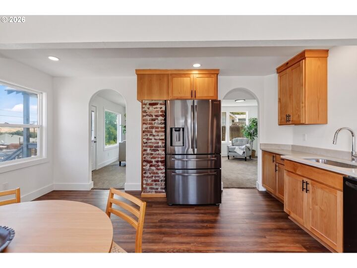 Property Photo:  720 E 15th St  OR 97058 