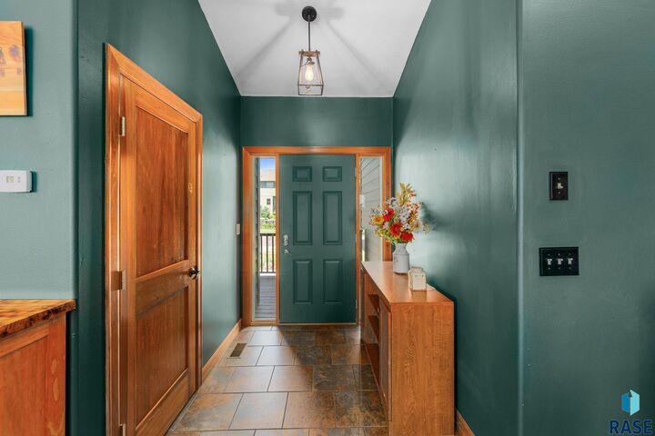 Property Photo: 1516 N Maynard Ln SD 57110