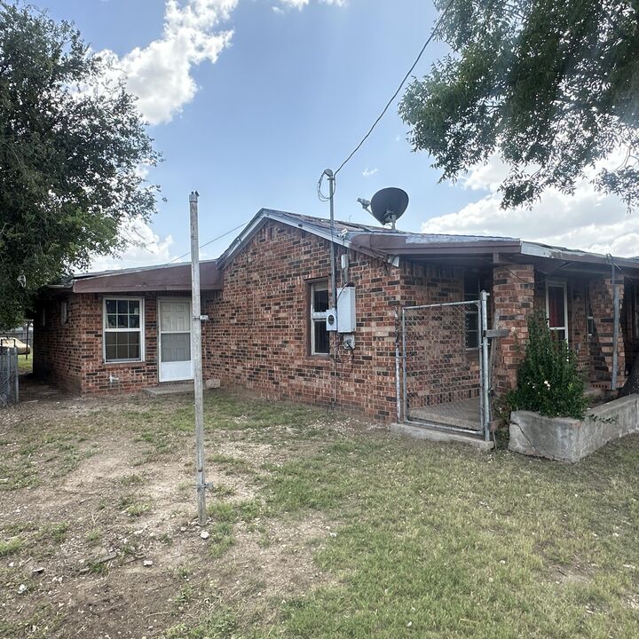Property Photo:  417 E 42nd Street  TX 76903 
