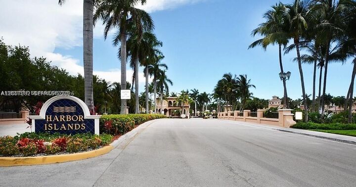 Property Photo:  957 N Harbor Vw 957  FL 33019 