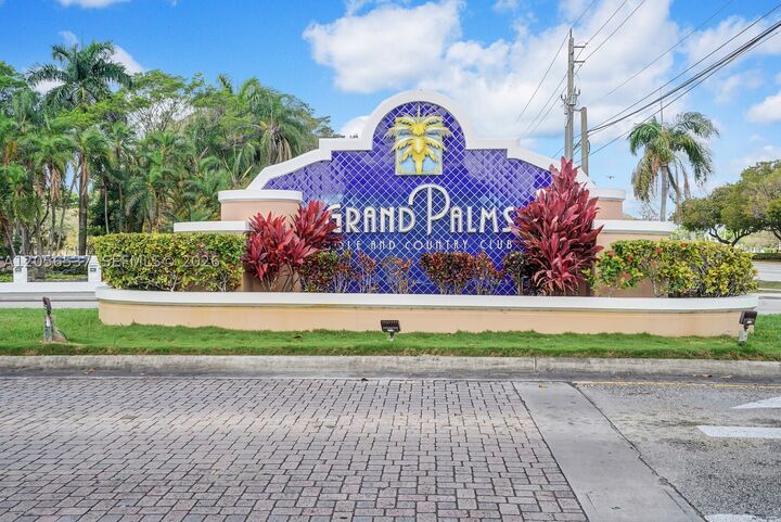 Property Photo:  401 SW 158th Ter 105  FL 33027 