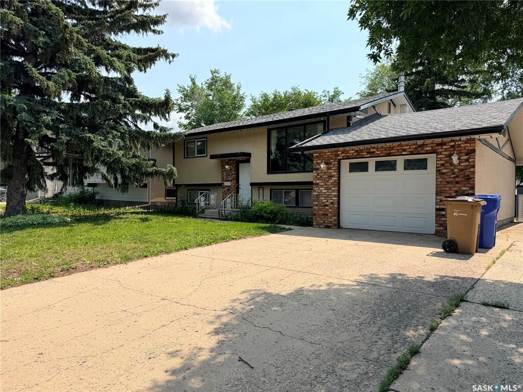 Property Photo: 2221 Bedford Avenue E SK S4N 0H1