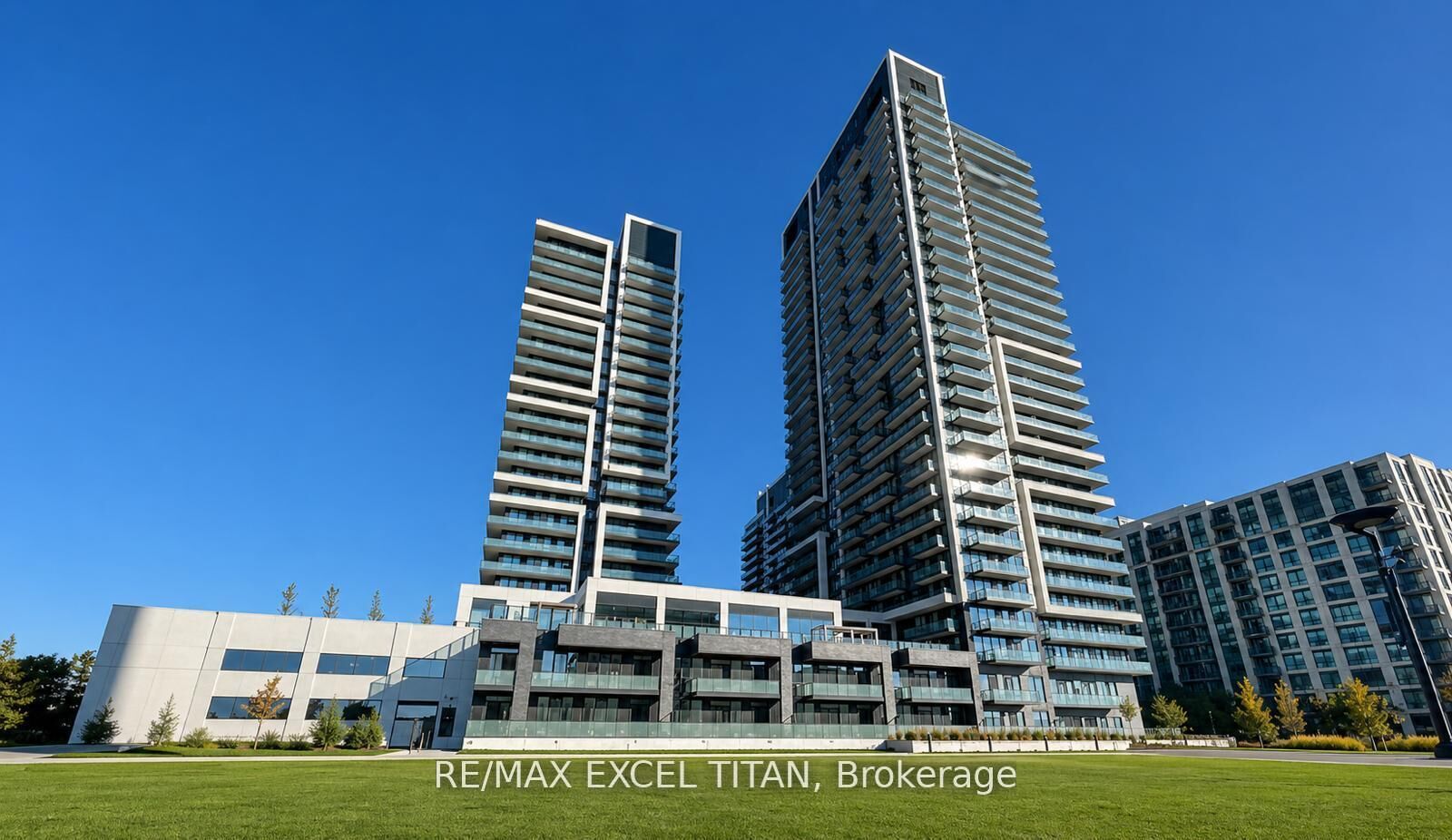 Property Photo: 105 Oneida Crescent 206 ON L4B 0H6