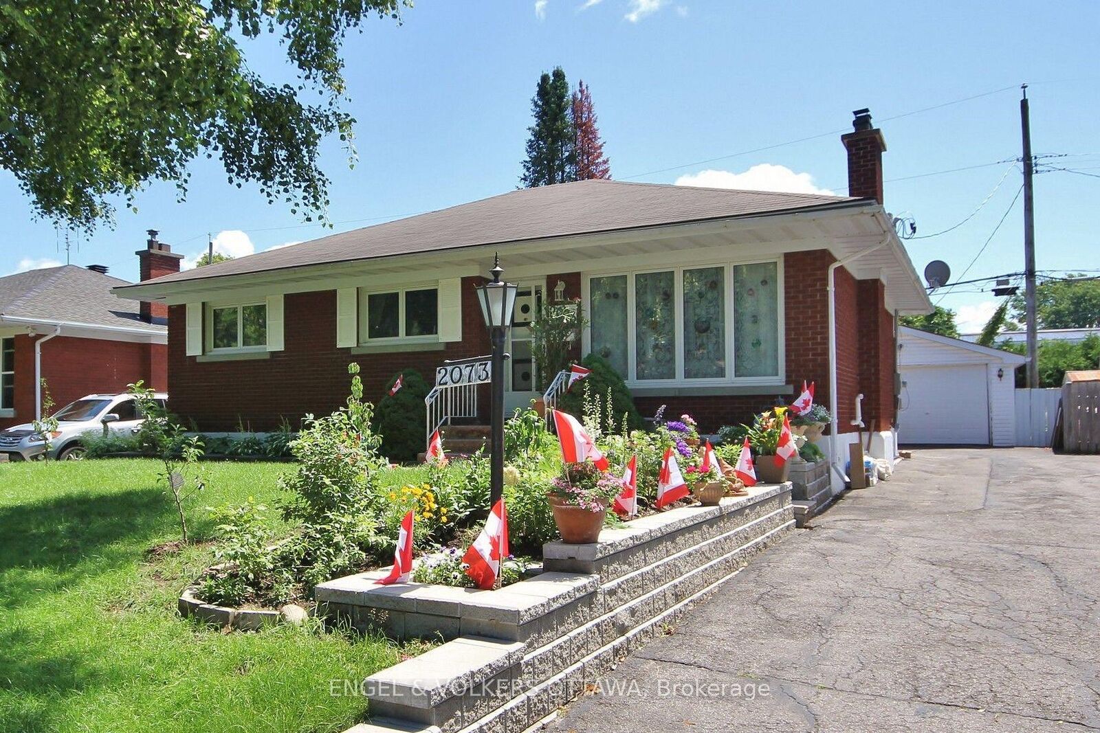 Property Photo: 2073 Alton Street B ON K1G 1X3