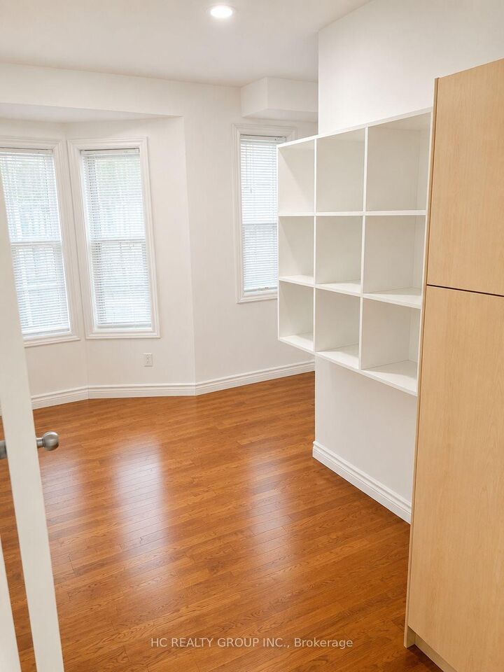 Property Photo: 562 Bathurst Street ON M5S 2P9