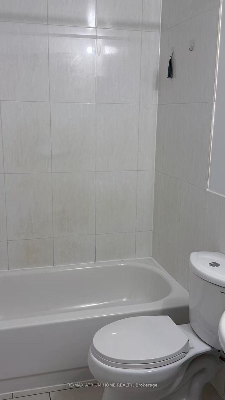 Property Photo: 413 Spadina Avenue 201 ON M5T 2G6