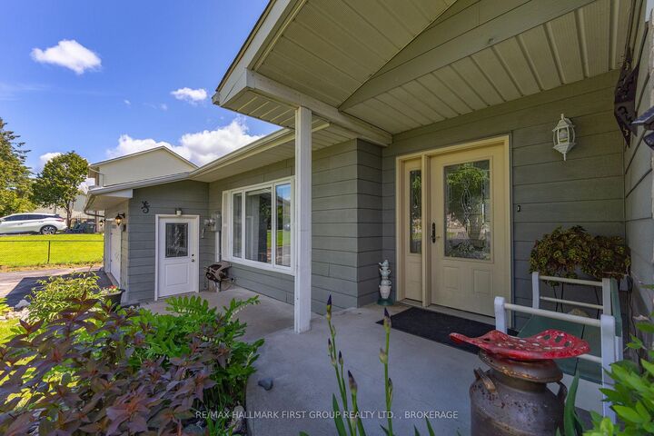 Property Photo: 1470 Sydenham Road ON K7L 4V4