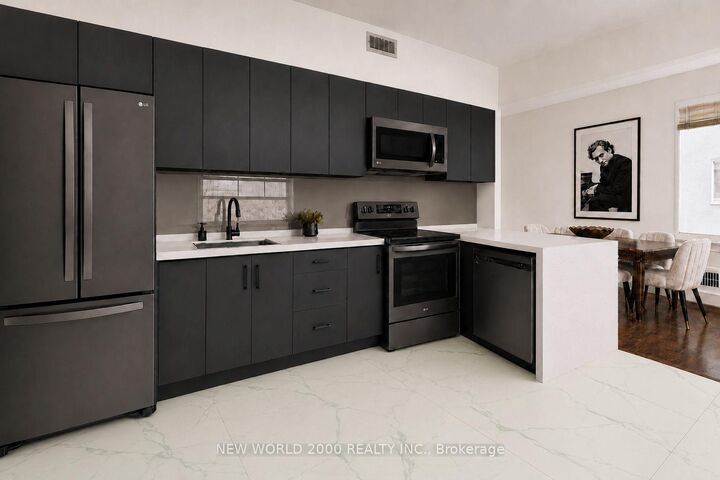 Photo de la propriété:  110 St Clair Avenue W 902  ON M4V 1N4 