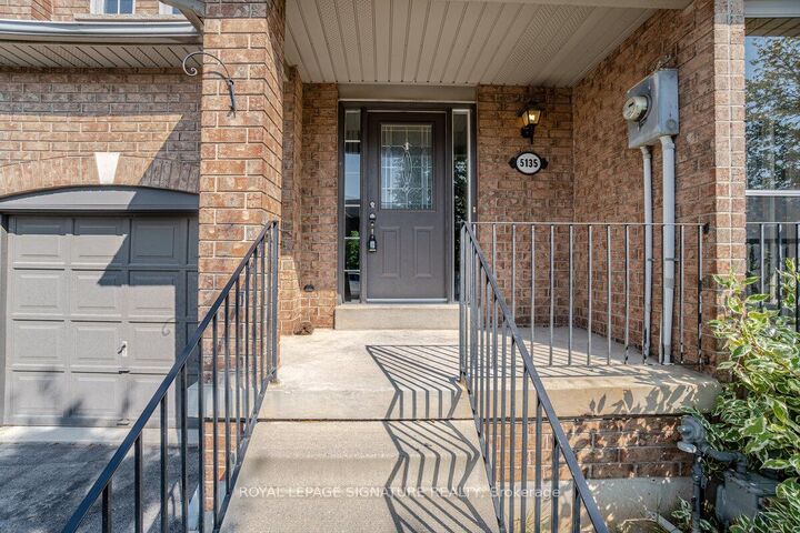 Photo de la propriété:  5135 Falconcrest Drive  ON L7L 6K4 