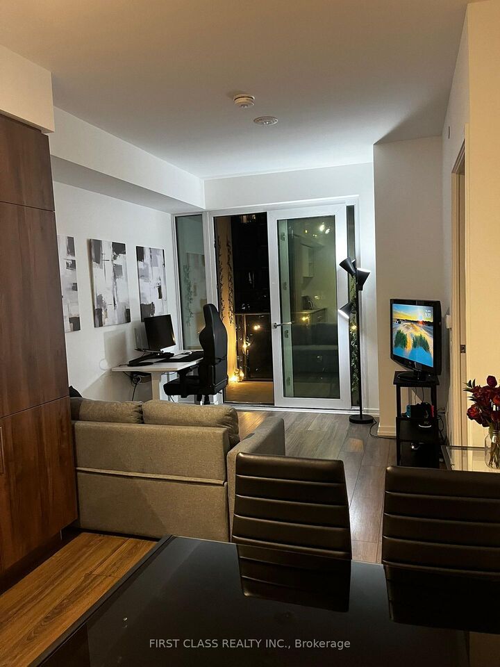 Property Photo: 7890 Jane Street 2111 ON L4K 0K9