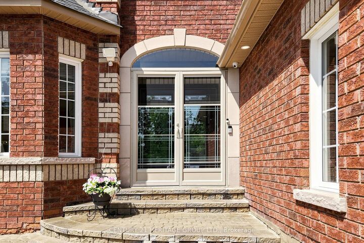 Property Photo: 4 Mumberson Court ON L6C 1Y4