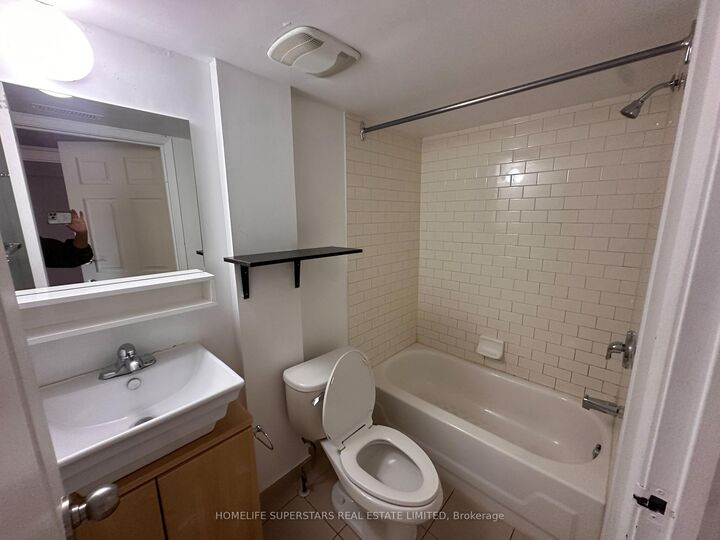Property Photo:  38 Kensington Place 204  ON M5T 2J9 