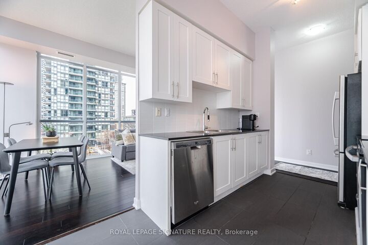 Property Photo: 4065 Brickstone Mews 706 ON L5B 0G3