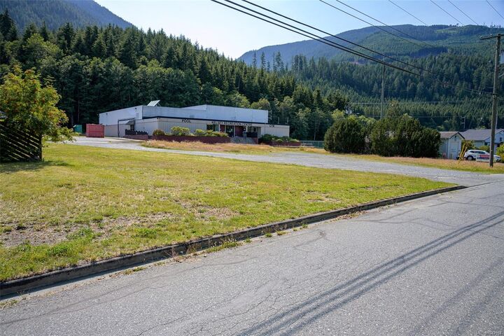 Property Photo: 660 Kelsey Way BC V0P 1R0