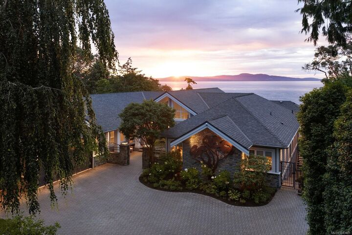 Property Photo: 2226 Arbutus Rd BC V8N 1V3