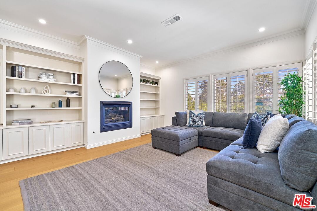 Property Photo: 749 S Citrus Ave CA 90036