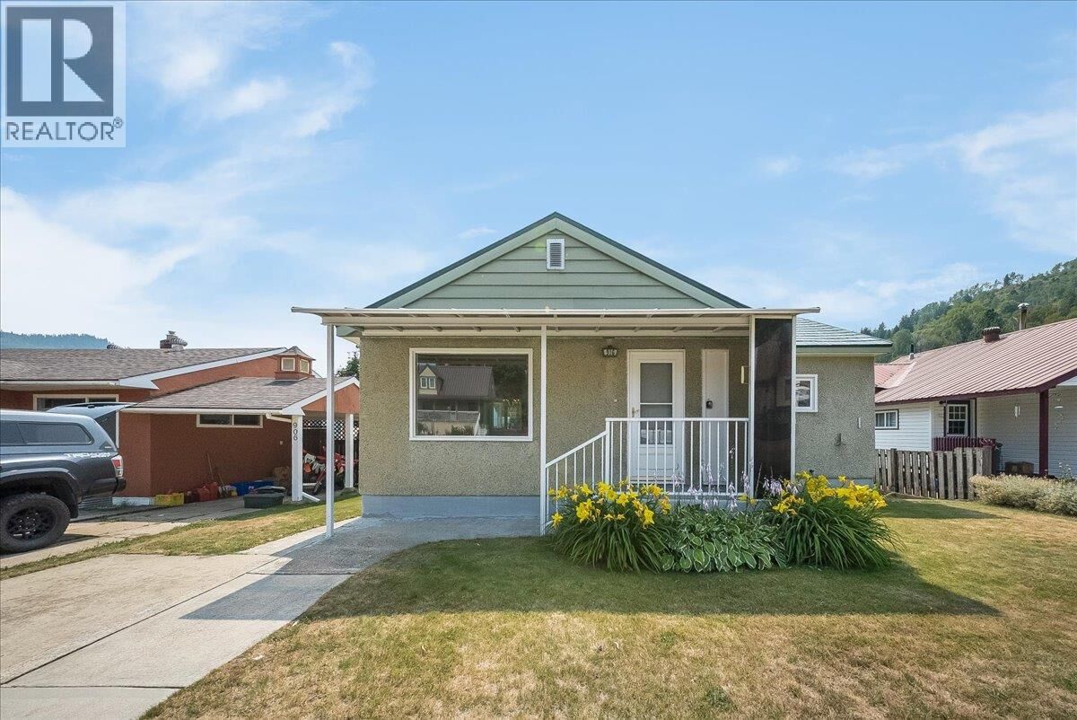 Property Photo:  916 Thackeray Street  BC V1R 2C2 