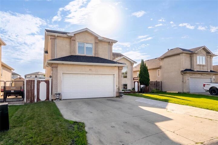 Property Photo: 84 Foxwarren Drive MB R2P 2X3