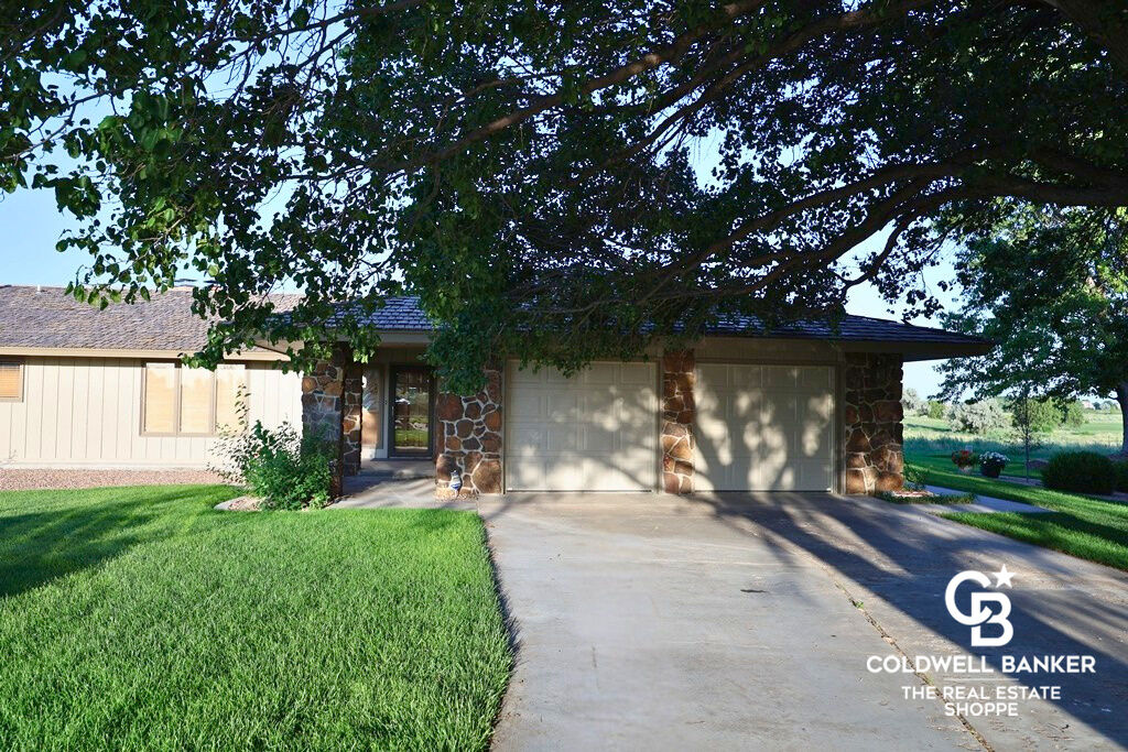 Property Photo:  818 Kensington Boulevard  KS 67846 