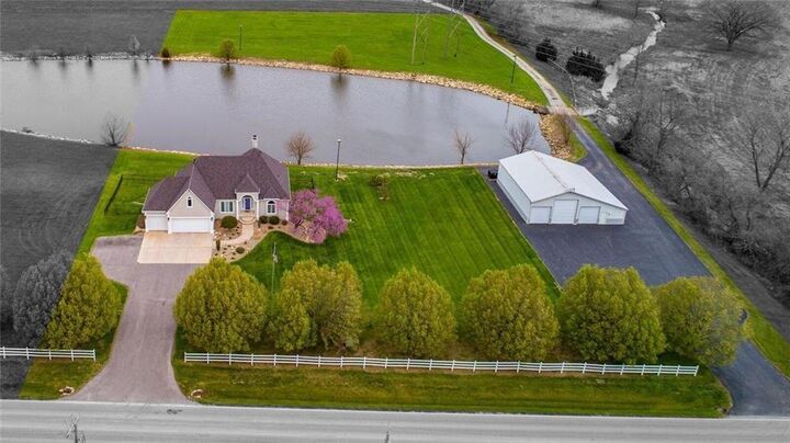 Property Photo:  1328 E Walnut Street  MO 64083 