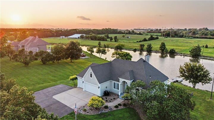 Property Photo:  1328 E Walnut Street  MO 64083 