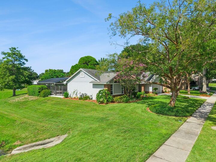 Property Photo: 1129 Climbing Rose Drive FL 32818
