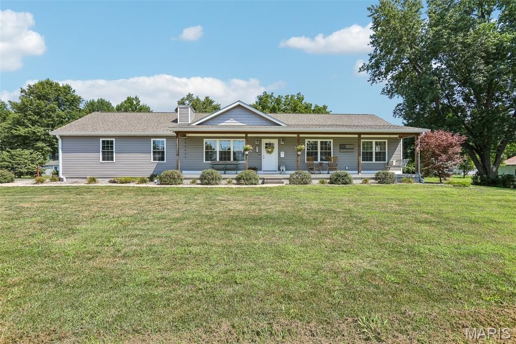 Property Photo:  411 W Burton Street  IL 62033 