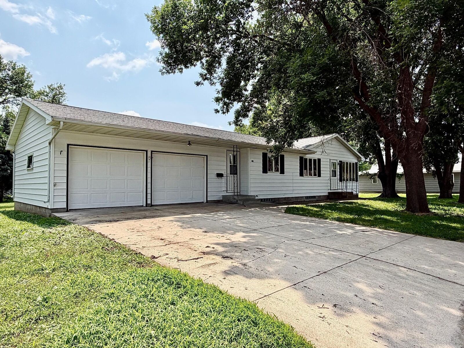 Property Photo:  305 W 3rd Street  MN 55396 
