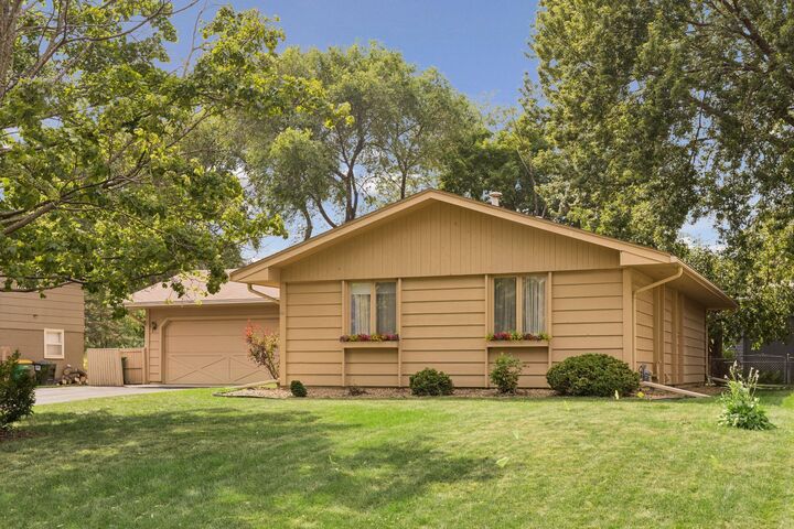 Property Photo:  3901 Louisiana Avenue N  MN 55427 