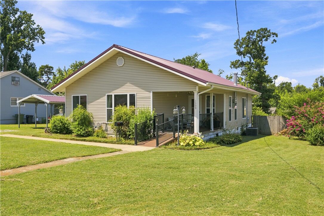 Property Photo:  1300 S 9th Street  AR 72756 
