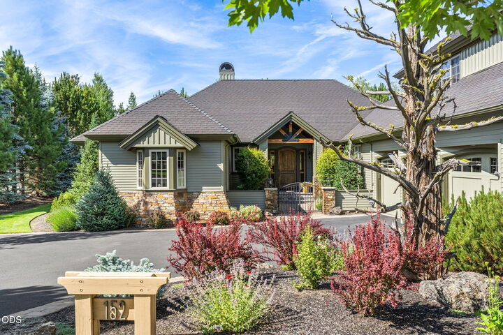 Property Photo: 152 NW Champanelle Way OR 97703