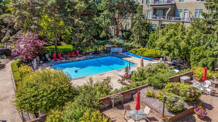 Property Photo:  1056 Bernard Avenue 201  BC V1Y 8L7 
