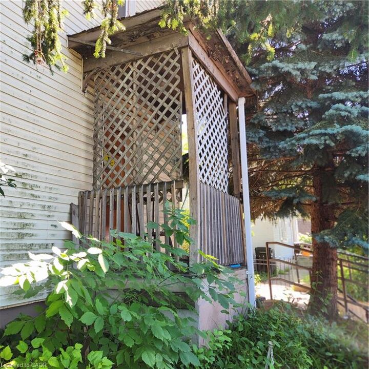 365 Victoria Street N — photo 1