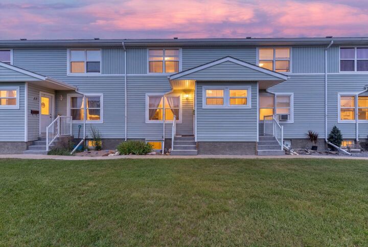 36 Poplar Crescent — photo 1