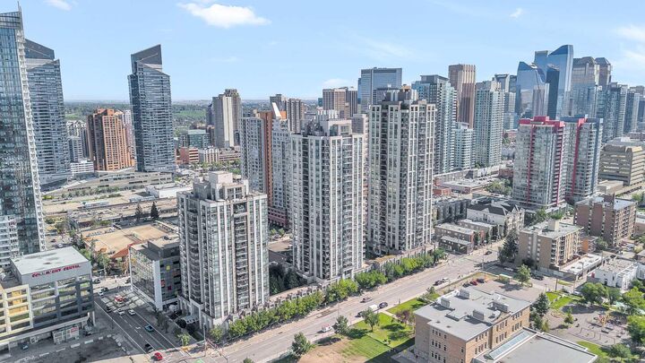 Property Photo:  1118 12 Avenue SW 2407  AB T2R 0X4 