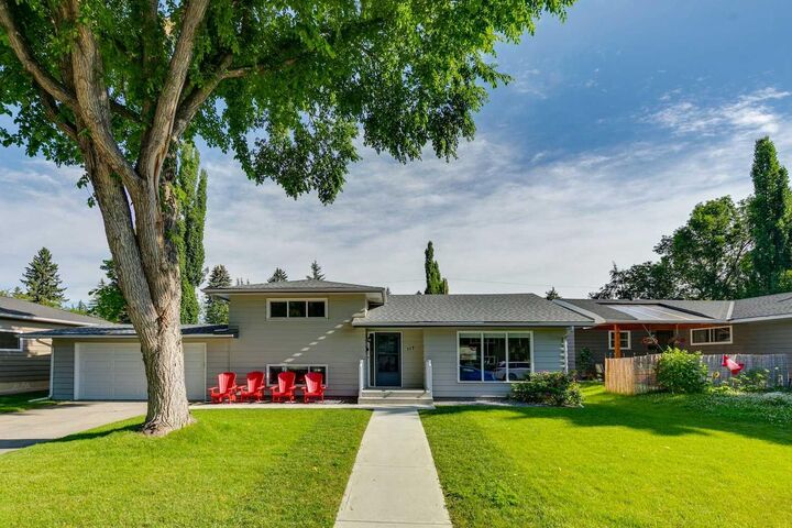 Property Photo:  117 Chinook Drive SW  AB T2V 2P8 