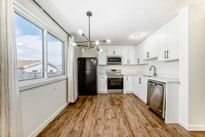 Property Photo:  25 Erin Ridge Road SE  AB T2B 2W2 
