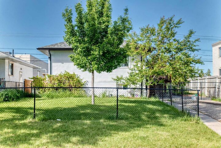Property Photo:  4004 7 Avenue SW  AB T3C 0E1 